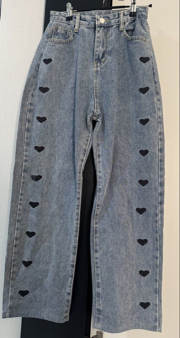 Jeans Hearts Prints (Kategori: Bawahan) berada di Tangerang. Dikirim oleh nycwardrobe (ID iklan 1449627726, Gambar 1). Deskripsi: Size : L Lebar pinggang : 31 cm Panjang : 96 cm.