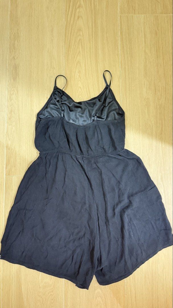 Jumpsuit （分類：連身褲）位於 Hong Kong。 由 rhena0108 提交（商品編號 1449541581，圖片 3）。簡介： 。