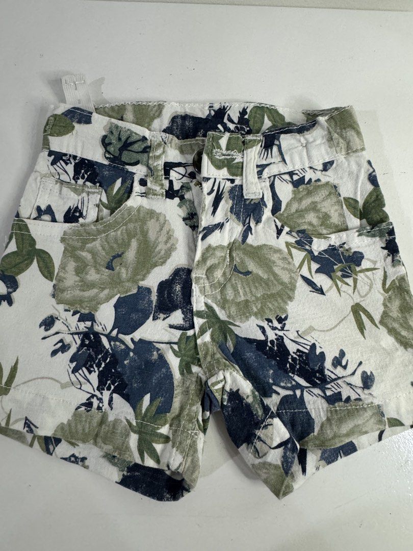Just Jeans Floral Print Shorts (Category: Babies & Kids Fashion) located in Pasig City. Submitted by tinylittlestore (Listing ID 1449745665, Image 1). Description: - Size 4 shorts - Features a lovely floral print in green and blue on a white background - Button and zipper closure - Includes functional pockets - Perfect for a casual and stylish outfit.
