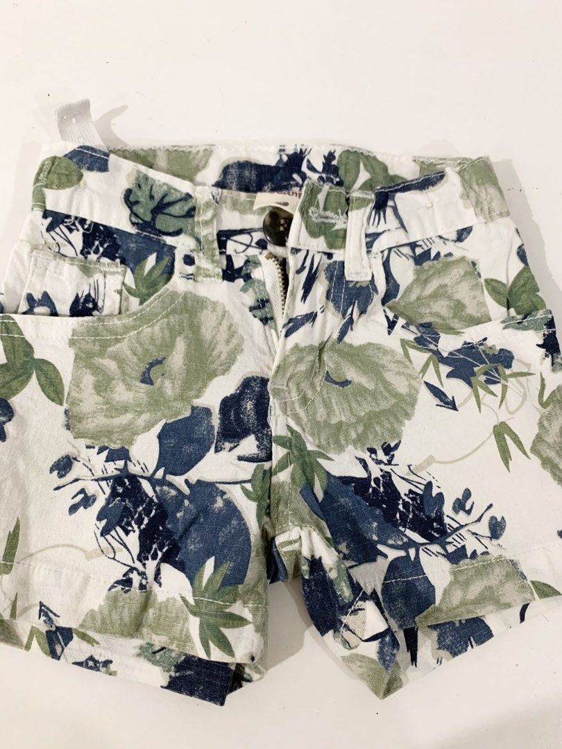 Just Jeans Floral Print Shorts (Category: Babies & Kids Fashion) located in Pasig City. Submitted by tinylittlestore (Listing ID 1449745665, Image 3). Description: - Size 4 shorts - Features a lovely floral print in green and blue on a white background - Button and zipper closure - Includes functional pockets - Perfect for a casual and stylish outfit.