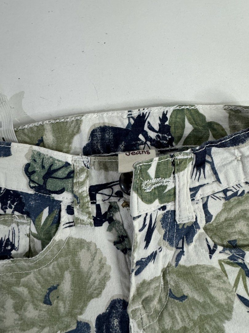 Just Jeans Floral Print Shorts (Category: Babies & Kids Fashion) located in Pasig City. Submitted by tinylittlestore (Listing ID 1449745665, Image 2). Description: - Size 4 shorts - Features a lovely floral print in green and blue on a white background - Button and zipper closure - Includes functional pockets - Perfect for a casual and stylish outfit.