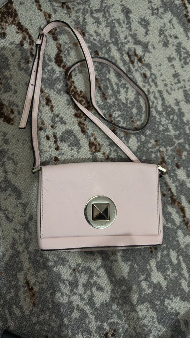 kate spade sling bag (Kategori: Tas & Dompet Wanita) berada di Surabaya. Dikirim oleh luckybird-b557 (ID iklan 1449659336, Gambar 1). Deskripsi: ada minus tapi layak digunakan nego.