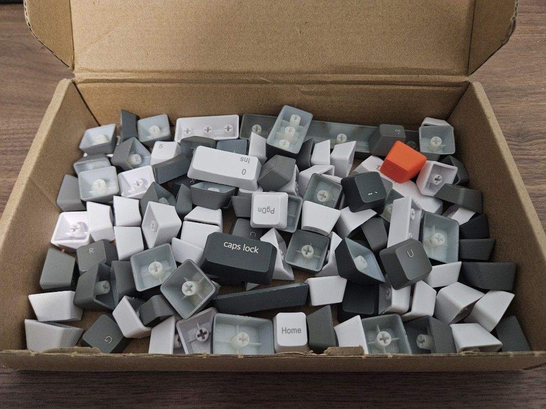 Keychron K2 Mechanical Keyboard + Free Keycaps509367525856389122