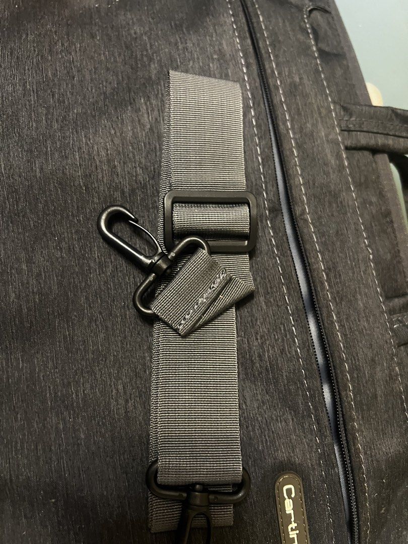 Laptop briefcase. For 15” laptop computer. 15” MacBook Air, 15” MacBook pro （分類：手提電腦袋）位於 Hong Kong。 由 sellthingshk 提交（商品編號 1449615010，圖片 3）。簡介： Used one time only. 4 compartments: 2 x zipped compartments 2 x Velcro compartments 2-way: shoulder strap and hand carried Loop at the back for putting on the handle of cabin luggage. 。