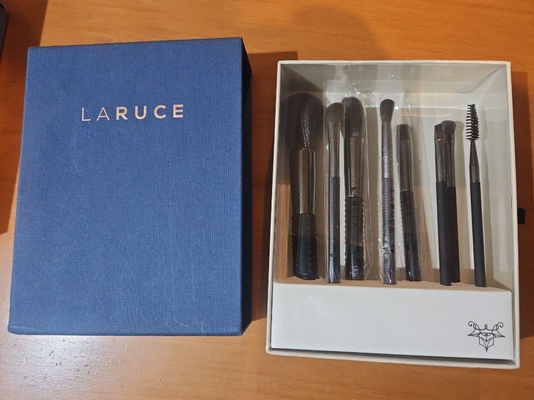LARUCE Makeup Brush Set with Box (Category: Makeup) located in Makati City. Submitted by kittysnack (Listing ID 1449647214, Image 1). Description: - set of 8 LARUCE makeup brushes Brand new Decluttering Includes: - Tapered Face brush - Contour Blending brushes - Kabuki brush - Angled Shadow - Tapered Blending - Shadow Brush -Angle - Lash & Brow .