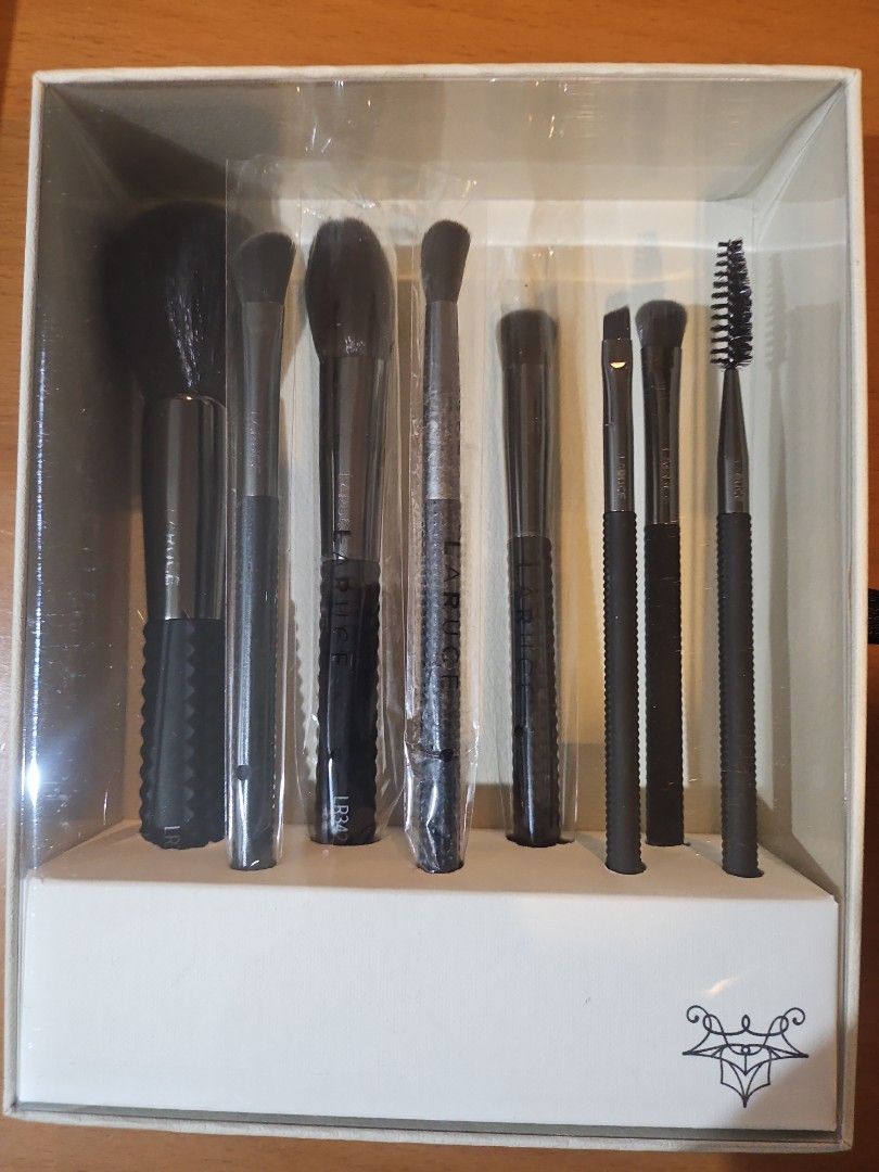 LARUCE Makeup Brush Set with Box (Category: Makeup) located in Makati City. Submitted by kittysnack (Listing ID 1449647214, Image 2). Description: - set of 8 LARUCE makeup brushes Brand new Decluttering Includes: - Tapered Face brush - Contour Blending brushes - Kabuki brush - Angled Shadow - Tapered Blending - Shadow Brush -Angle - Lash & Brow .