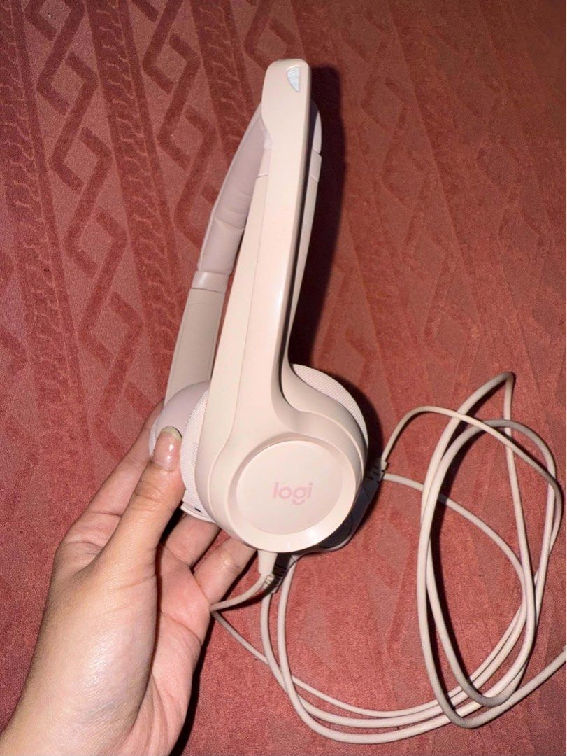 Logitech H390 Rose USB Headset with Noise Reduction Mic (Category: Headphones & Headsets) located in Manila. Submitted by angelsify_ (Listing ID 1449650011, Image 2). Description: - Logitech H390 Headset - Color: Rose - Connection: USB great for computer or laptop. - Microphone: Rotating with noise reduction - Sound: Digital Stereo - Ideal for: Calls and online meetings - Condition: Works well ------------------------------------ Legit logitech n