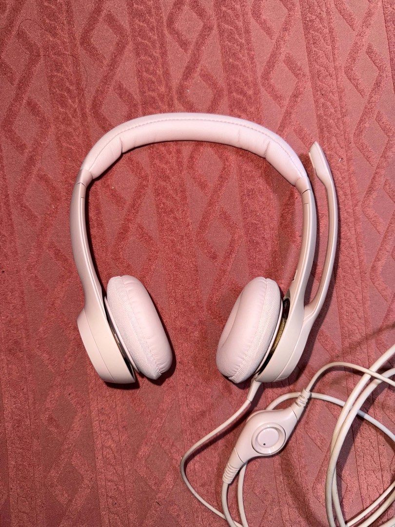 Logitech H390 Rose USB Headset with Noise Reduction Mic (Category: Headphones & Headsets) located in Manila. Submitted by angelsify_ (Listing ID 1449650011, Image 1). Description: - Logitech H390 Headset - Color: Rose - Connection: USB great for computer or laptop. - Microphone: Rotating with noise reduction - Sound: Digital Stereo - Ideal for: Calls and online meetings - Condition: Works well ------------------------------------ Legit logitech n