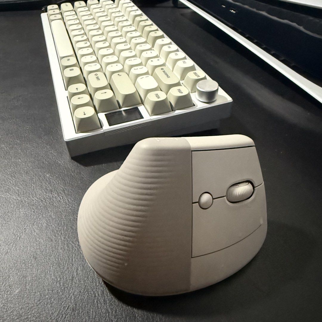 Logitech Lift Ergonomic Mouse - Warm Gray509369014834309123