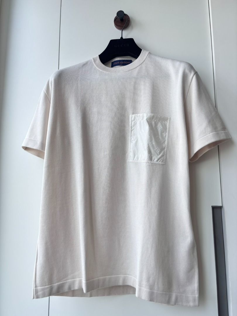 由 vasttiger_44b7a8 (刊登 ID 1449606228，圖片 3) 提交，位於 台中市 (Taichung) 的 LOUIS VUITTON 義大利製 Monogram拼接口袋米白短袖上衣 (類別：T恤、Polo衫)，說明：米白色短袖上衣，正面拼接同色系 Monogram 口袋，背後領下也有低調壓紋拼接設計，細節比一般素色上衣更有層次。針織感布面搭配羅紋領口與袖口，適合精品休閒、夏季簡約或搭配寬褲、牛仔褲穿著。。