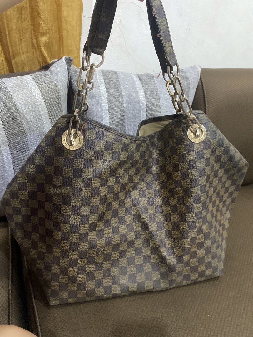 Louis Vuitton Damier Azur Speedy Bag (Category: Shoulder Bags) located in Cadiz. Submitted by saveandstyleph (Listing ID 1449719247, Image 3). Description: - Louis Vuitton Speedy bag - Classic Damier Azur checkered pattern - Spacious interior with pockets and zip compartment - Elegant gold-tone hardware and chain detail - Comes with a tassel charm - Ideal for everyday use and carrying essentials.
