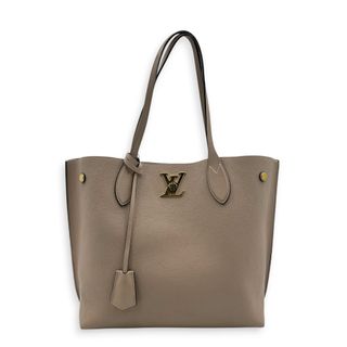 (Category: ) located in . Submitted by carousellluxury (Listing ID 1449630477, Image 1). Description: .