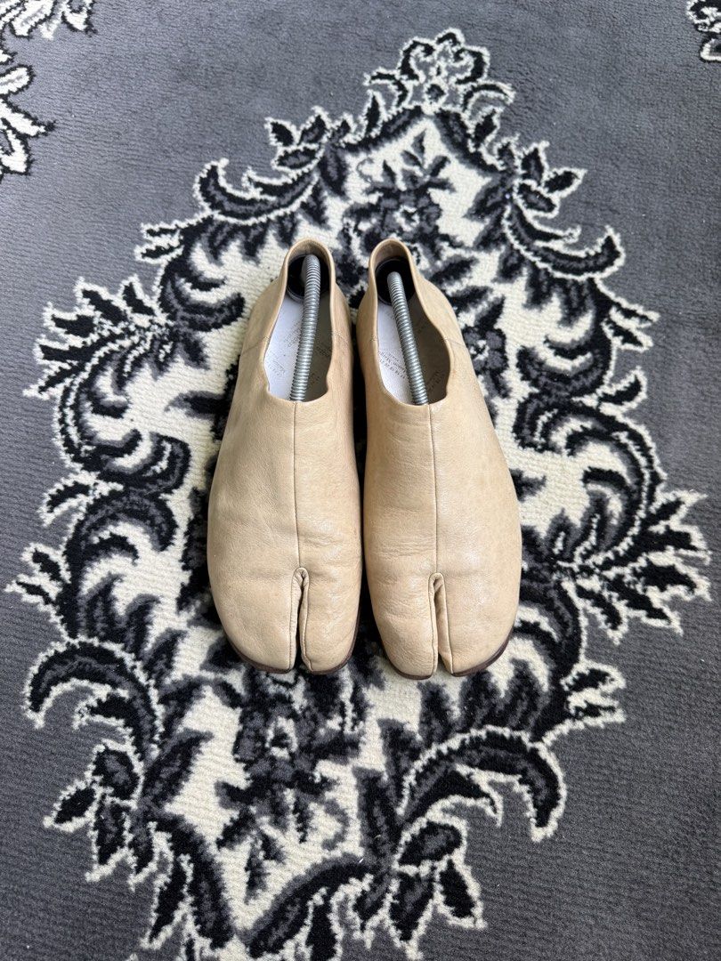 Maison Margiela Tabi Leather Babouche (Category: Sneakers & Footwear) located in Quezon City. Submitted by jawnzslayer (Listing ID 1449640661, Image 2). Description: mm tabi leather babouche no box, pair only size 42 can fit 9-9.5 worn condition.
