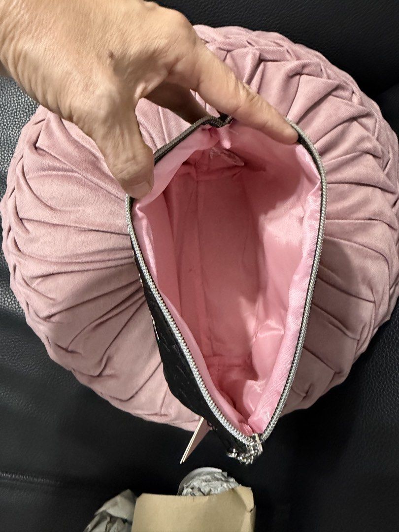 Make up pouch (Category: Purses & Pouches) located in Mexico. Submitted by simang888 (Listing ID 1449588041, Image 3). Description: .