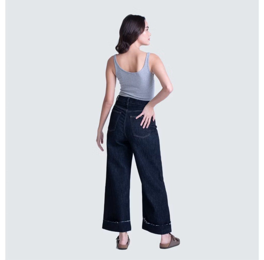 Mantou Jill Folded Jeans (Category: Jeans) located in Quezon City. Submitted by annec19 (Listing ID 1449585258, Image 2). Description: Waist 27 - Dark wash denim jeans - Wide leg - Frayed hem detail - High-waisted fit - Versatile for everyday styling.