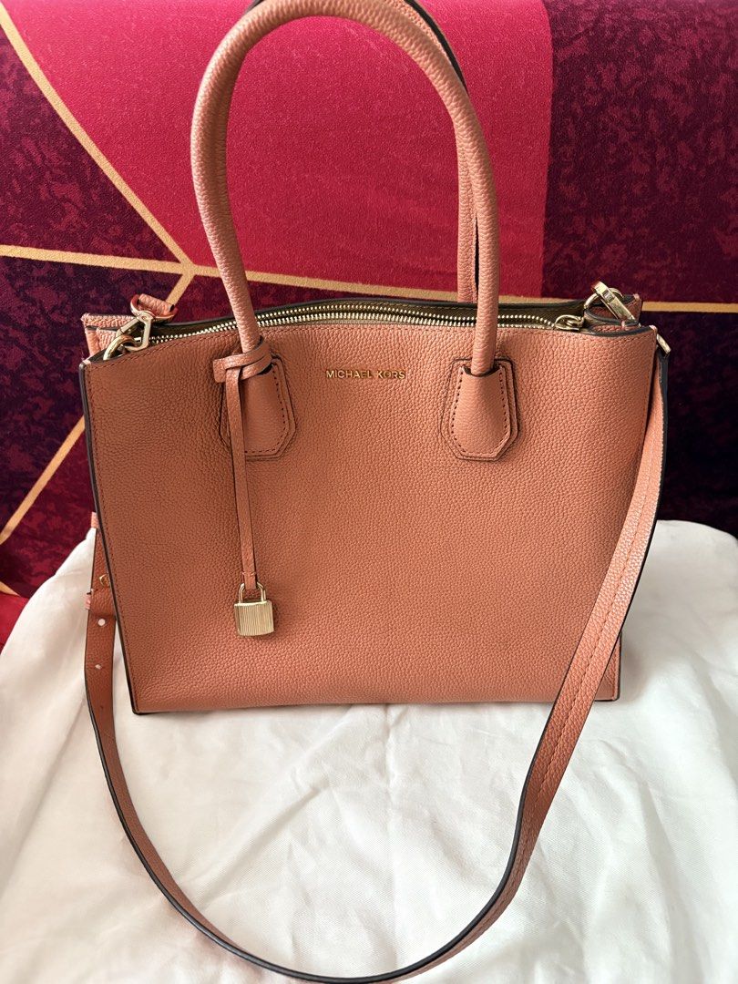 Michael Kors Mercer - Large (Category: Luxury Bags & Wallets) located in Taguig. Submitted by summeryelsh22 (Listing ID 1449599328, Image 1). Description: - Michael Kors leather handbag - Lovely peachy-pink color - Gold hardware details - Top handles - Detachable shoulder strap - Zipper closure - Includes a small padlock charm - Spacious interior for essentials Rank A. Super pretty in actual. This retails for Php 50,000.00 in Rustan’s..