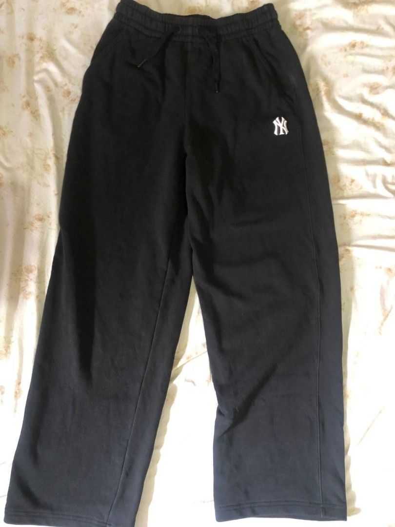 MLB Yankees Baggy Sweatpants (Category: Joggers) located in Romblon. Submitted by teppthrift. (Listing ID 1449577542, Image 1). Description: - Genuine MLB New York Yankees black sweatpants - Black na black pa lighting lang sa baba - 30-32 - 9.5/10 condi.