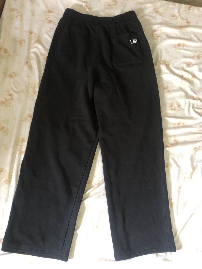 MLB Yankees Baggy Sweatpants (Category: Joggers) located in Romblon. Submitted by teppthrift. (Listing ID 1449577542, Image 3). Description: - Genuine MLB New York Yankees black sweatpants - Black na black pa lighting lang sa baba - 30-32 - 9.5/10 condi.