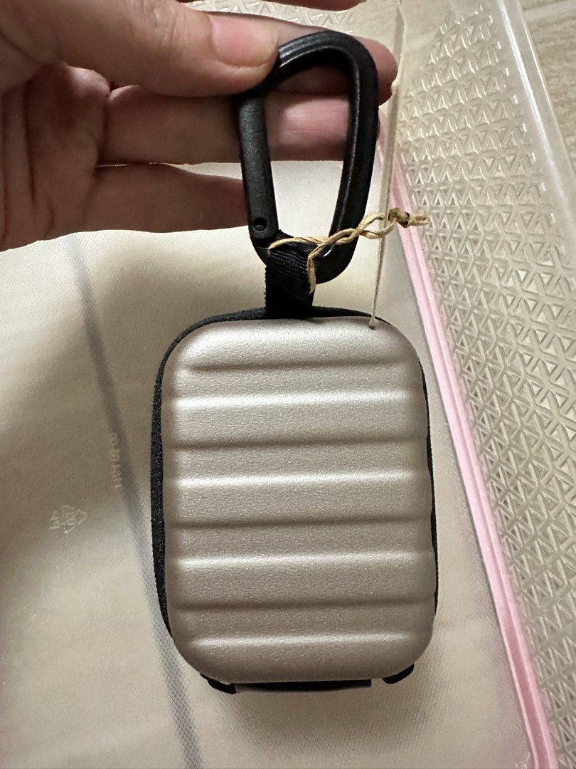 MUJI Mini Suitcase Carry Case Pouch Beige (Category: Purses & Pouches) located in Quezon City. Submitted by faststone.ba186f (Listing ID 1449567839, Image 1). Description: MUJI mini suitcase pouch in beige. It's a small version of their standard product. Great for storing small items. Has a zipper closure and a carabiner clip. Dimensions are L9xW7xT4cm. Original tag attached..
