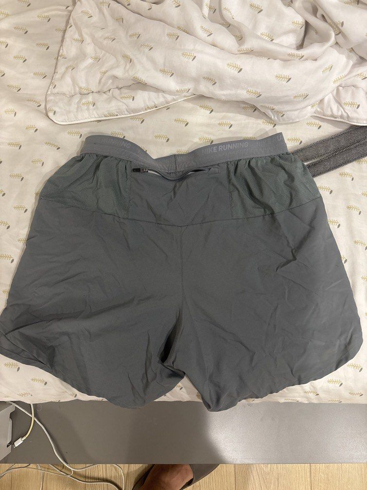 由 Pintsenliu (刊登 ID 1449699833，圖片 3) 提交，位於 台北市 (Taipei) 的 Nike 運動短褲 (類別：短褲)，說明：有被油漆濺到。