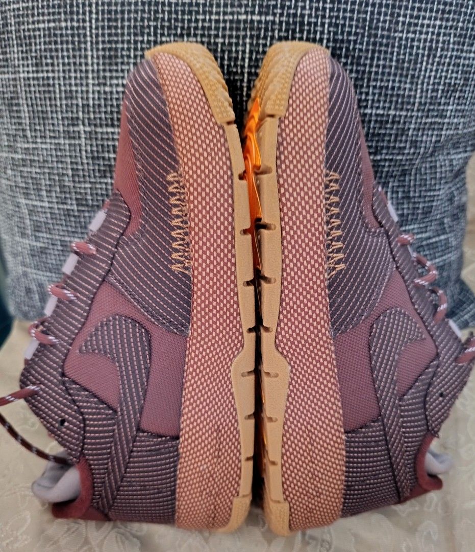 Nike FB2348-202 Sneakers US 7 (Category: Sneakers) located in Teresa. Submitted by merz09 (Listing ID 1449578790, Image 3). Description: Bought in Singapore kaya walang box. Masikip sa bagahe. Malaki daw sa sister ko. Tried lang, isinukat, tapos itinabi na. We almost forgot about this shoes.Nakita lang nung nag aayos ng mga gamit. - Brown Nike Sneakers - Size: US 7 / EUR 38 - Origin: Made in Vietnam - Ideal for: Everyday wear - Features: Unique s
