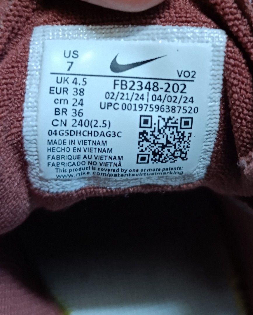 Nike FB2348-202 Sneakers US 7 (Category: Sneakers) located in Teresa. Submitted by merz09 (Listing ID 1449578790, Image 1). Description: Bought in Singapore kaya walang box. Masikip sa bagahe. Malaki daw sa sister ko. Tried lang, isinukat, tapos itinabi na. We almost forgot about this shoes.Nakita lang nung nag aayos ng mga gamit. - Brown Nike Sneakers - Size: US 7 / EUR 38 - Origin: Made in Vietnam - Ideal for: Everyday wear - Features: Unique s