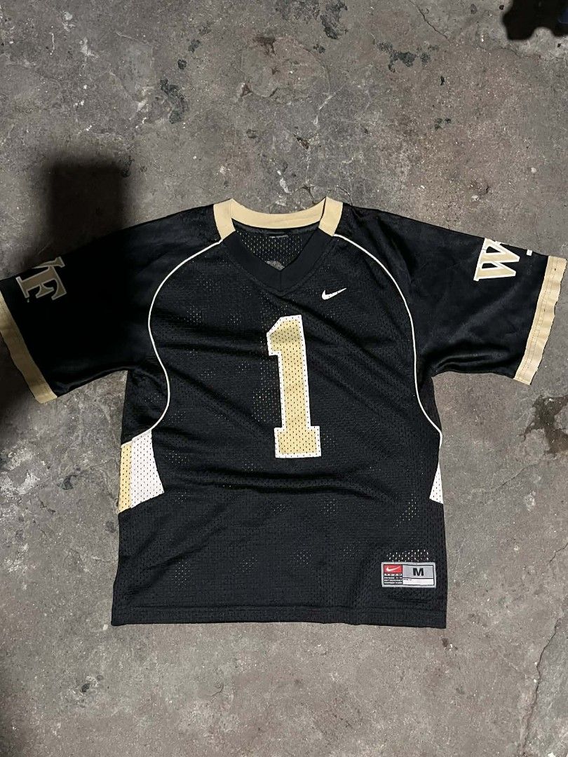 Nike Football jersey (Category: Activewear) located in Manila. Submitted by thrifts.or_drifts (Listing ID 1449711753, Image 1). Description: issue on the picture Size S-M.