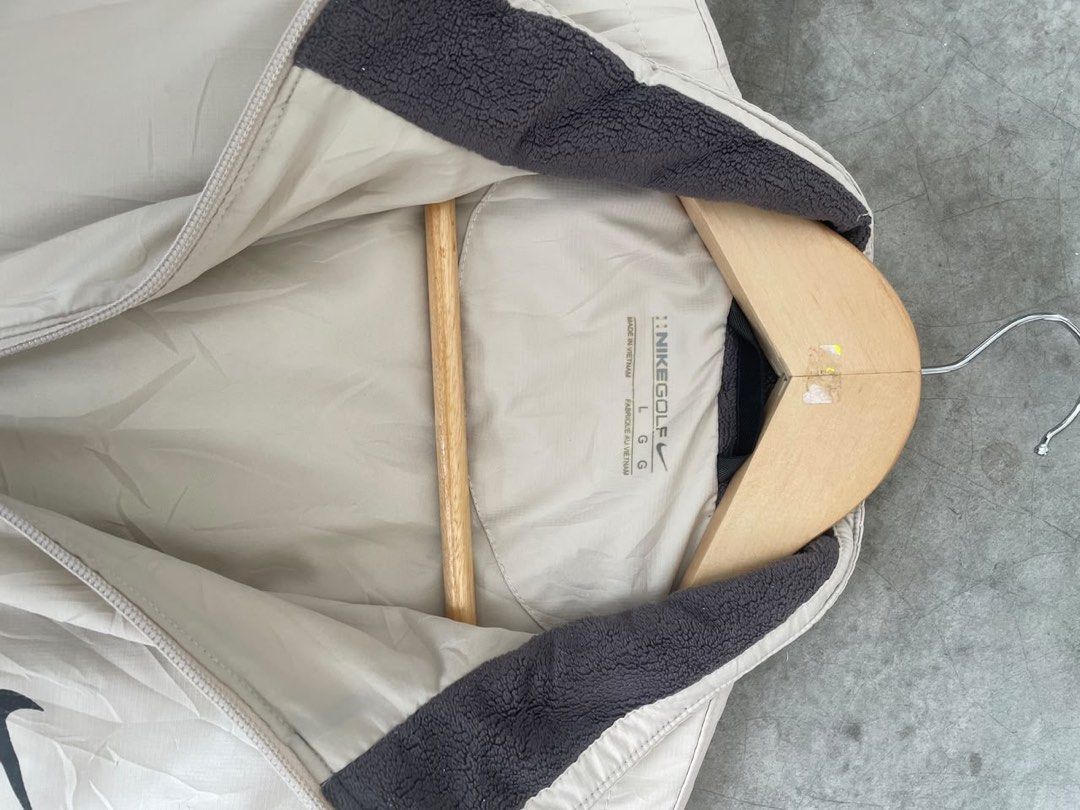 Nike Golf Jacket (Category: Coats, Jackets and Outerwear) located in Ulu Tiram. Submitted by lylamyra232 (Listing ID 1449656902, Image 3). Description: - Condition 9/10 - ⁠Pit 22 labuh 28 - ⁠Warna cream bebas faded - ⁠Ringer kiri kanan cun - ⁠Zip berfungsi baik - ⁠Lengan kiri kanan boleh cabut - ⁠Harga RM40.