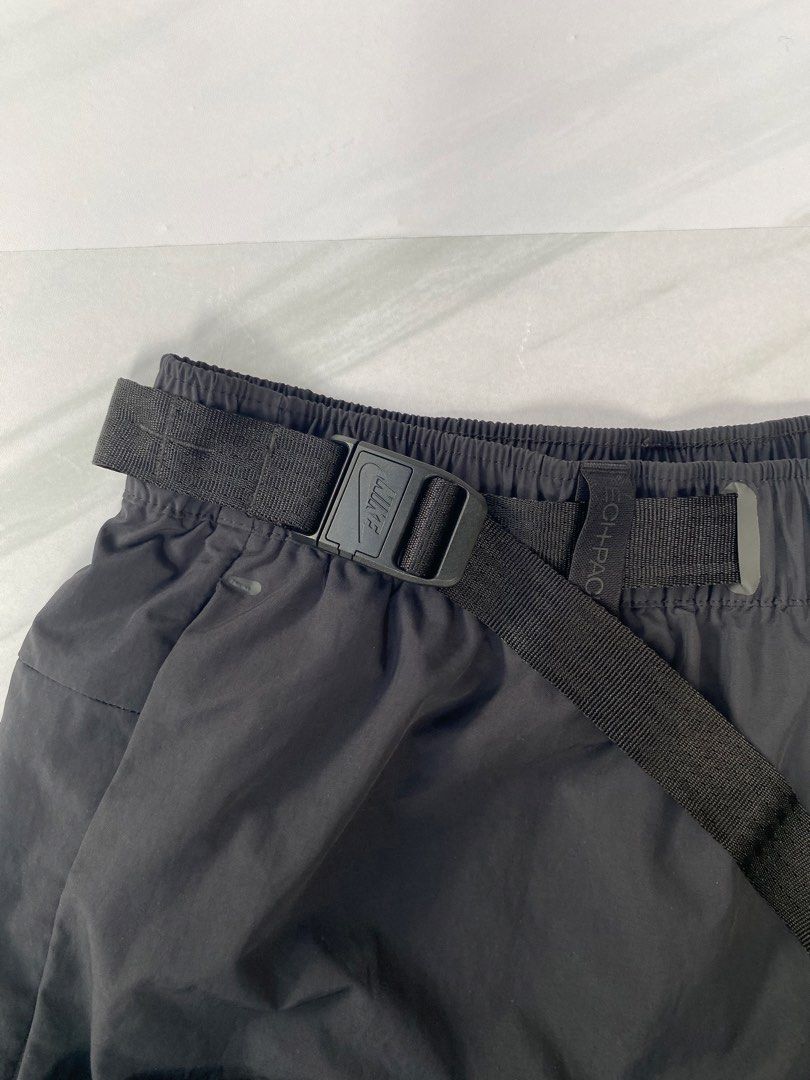 Nike short Tech Pack Woven Cargo Black (Category: Shorts) located in Zamboanga. Submitted by ak.hunt (Listing ID 1449616548, Image 3). Description: Size large Waistline 30/34 Length 22 Condition excellent Issue none.