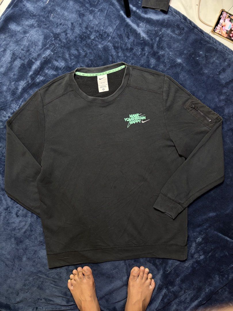 Nike sleeve pocket crewneck (Category: Hoodies) located in General Mariano Alvarez. Submitted by winddrip (Listing ID 1449727767, Image 1). Description: Negotiable.