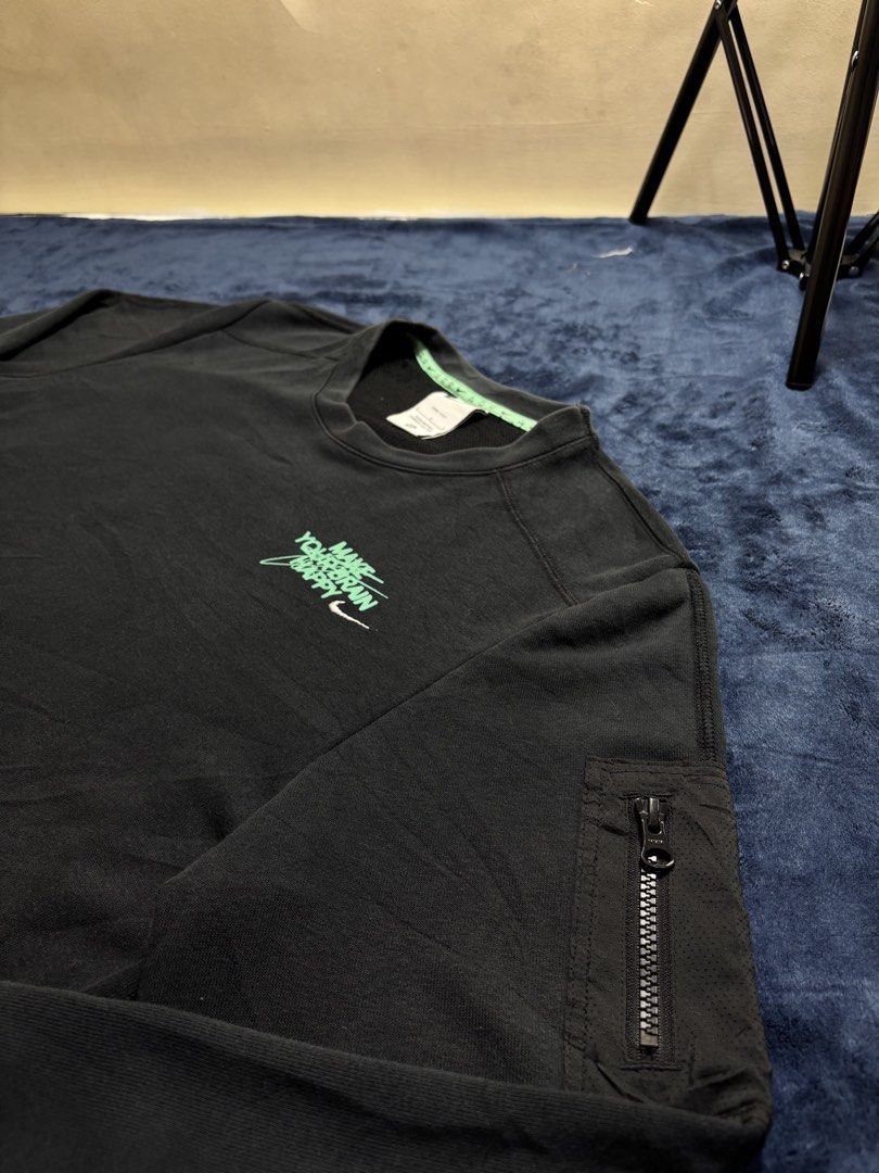 Nike sleeve pocket crewneck (Category: Hoodies) located in General Mariano Alvarez. Submitted by winddrip (Listing ID 1449727767, Image 3). Description: Negotiable.