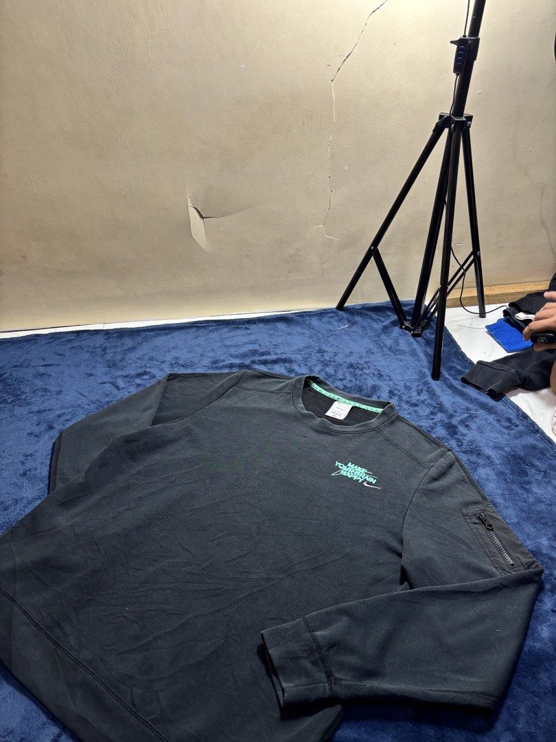 Nike sleeve pocket crewneck (Category: Hoodies) located in General Mariano Alvarez. Submitted by winddrip (Listing ID 1449727767, Image 2). Description: Negotiable.