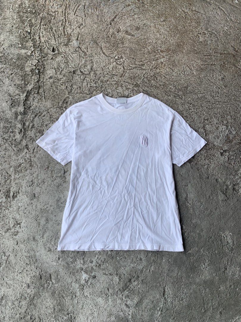 NY MLB BANDANA SHIRT (Category: Tshirts & Polo Shirts ) located in Cavite. Submitted by aronthrift_ (Listing ID 1449552896, Image 1). Description: MLB WHITE BANDANA SHIRT SIZE: SMALL ON TAG, BEST FIT MEDIUM LENGTH: 28 INCH WIDTH: 21 INCH COMPLETE TAGS✅ FRESH NECKLINE✅ EXCELLENT CONDITION✅ NO ISSUE✅ COLOR RATE: 9/10🔥 🔴Items are thrifted so please manage your expectation. 🔴Tags and other are details posted. 🔴Color may very due to lighting. LAUN