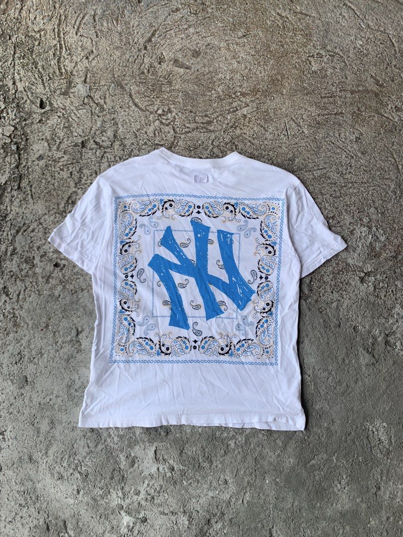 NY MLB BANDANA SHIRT (Category: Tshirts & Polo Shirts ) located in Cavite. Submitted by aronthrift_ (Listing ID 1449552896, Image 3). Description: MLB WHITE BANDANA SHIRT SIZE: SMALL ON TAG, BEST FIT MEDIUM LENGTH: 28 INCH WIDTH: 21 INCH COMPLETE TAGS✅ FRESH NECKLINE✅ EXCELLENT CONDITION✅ NO ISSUE✅ COLOR RATE: 9/10🔥 🔴Items are thrifted so please manage your expectation. 🔴Tags and other are details posted. 🔴Color may very due to lighting. LAUN