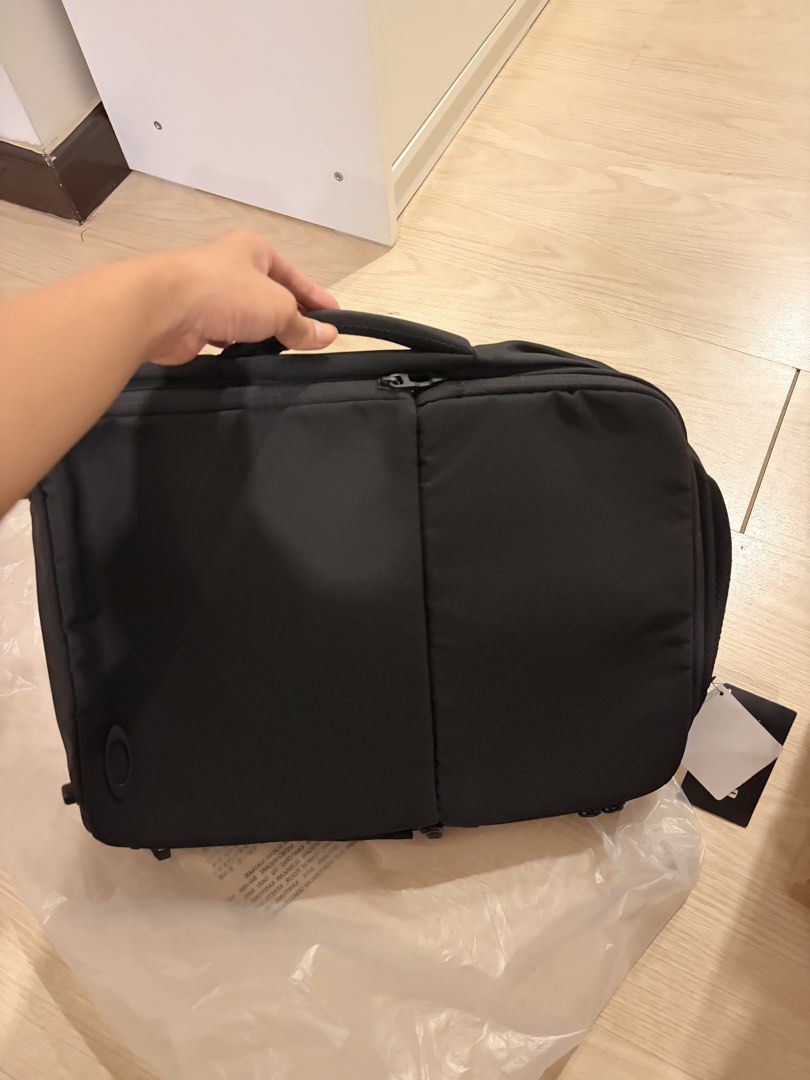 Oakley 17L Backpack Black (Category: Backpacks) located in Pasig City. Submitted by mommysellerbgc (Listing ID 1449641322, Image 3). Description: - Oakley Backpack - 17L Capacity - Color: Black - Padded straps and back panel for maximum comfort - Multiple compartments for excellent organization - Smooth, reliable zippers - Brand new with original tags - Ideal for daily commutes and travel.