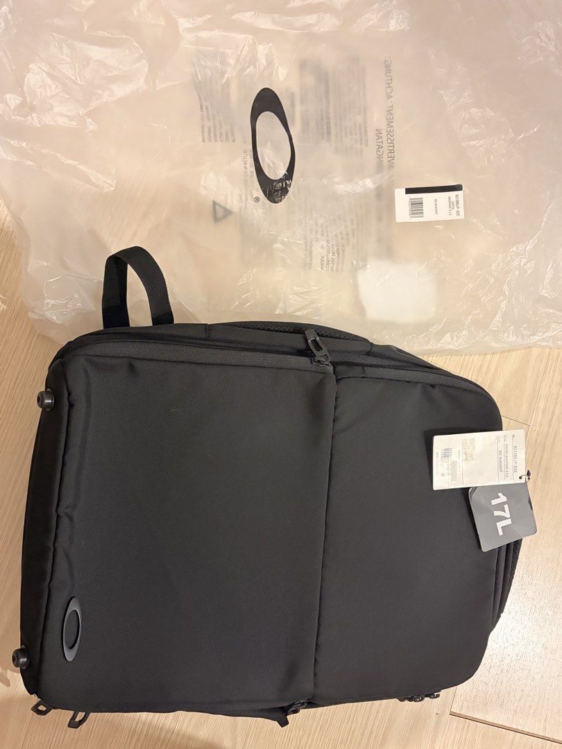 Oakley 17L Backpack Black (Category: Backpacks) located in Pasig City. Submitted by mommysellerbgc (Listing ID 1449641322, Image 2). Description: - Oakley Backpack - 17L Capacity - Color: Black - Padded straps and back panel for maximum comfort - Multiple compartments for excellent organization - Smooth, reliable zippers - Brand new with original tags - Ideal for daily commutes and travel.