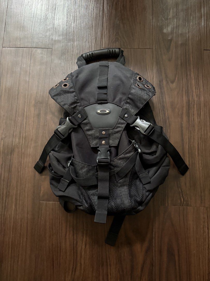 Oakley Kitchen Sink Backpack (Category: Backpacks) located in Davao. Submitted by rafoo_ (Listing ID 1449716966, Image 1). Description: Cutoff Waist strap Rust Can be for hiking gym etc!.
