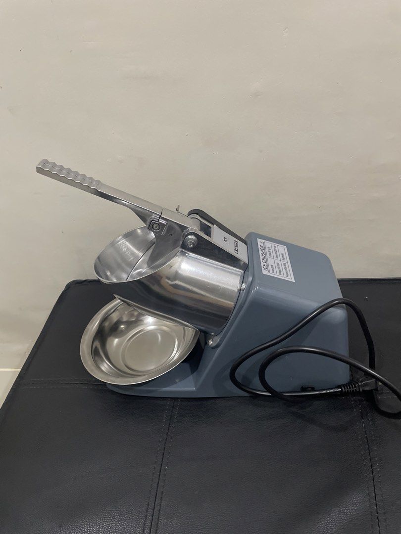 ONE Ice Crusher Machine VP001 - 500W (Category: Other Kitchenware & Tableware) located in Guiguinto. Submitted by beatan13 (Listing ID 1449657240, Image 2). Description: - Brand New ONE Ice Crusher Machine (Model VP001) - Powerful 500W motor - High Output: 80 kg/h crushing capacity - Standard Voltage: 220-240V, 50Hz-60Hz - Speed: 2200 revolutions per minute - Lightweight: Only 6 kg - Includes original box and packaging - Ideal for making deliciou
