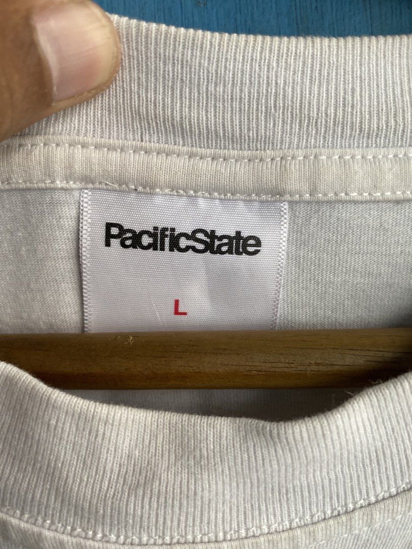 Pacific State Another Concrete Drama (Kategori: Atasan) berada di Jakarta Selatan. Dikirim oleh sellsneakers.stuff (ID iklan 1449633484, Gambar 3). Deskripsi: T-Shirt Pacific State 'Another Concrete Drama' Size : Large Cond : 98% Minus : - 𝘿𝙢 𝙛𝙤𝙧 𝘼𝙨𝙠 & 𝘽𝙪𝙮..
