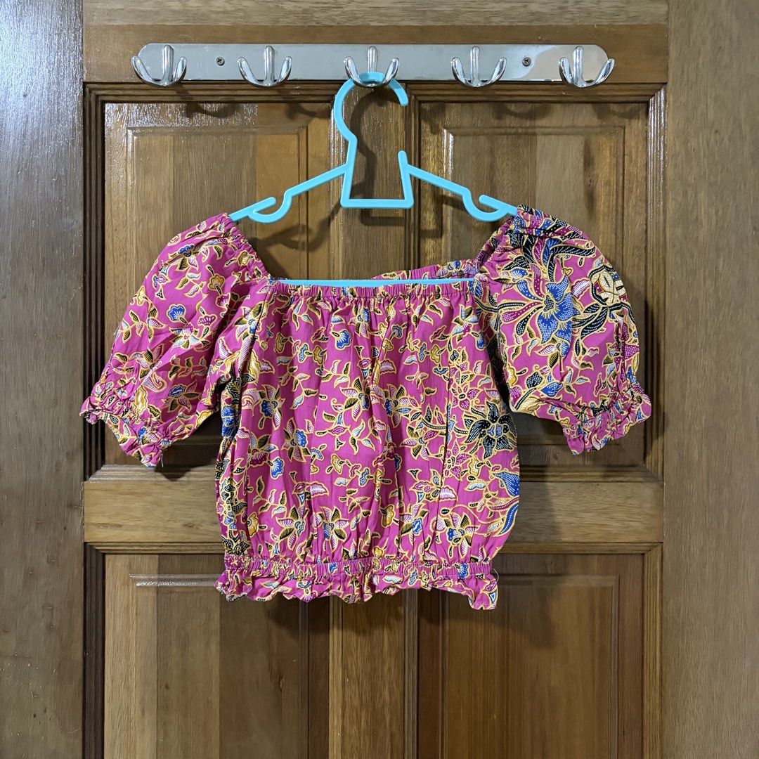 Pink Batik Crop Top (Category: Blouses) located in Ipoh. Submitted by stalkerstyles (Listing ID 1449703868, Image 2). Description: Custom piece from @darlin.kl Crop top with puff sleeves Can be worn as off shoulder Fits XS-S DM for measurements.