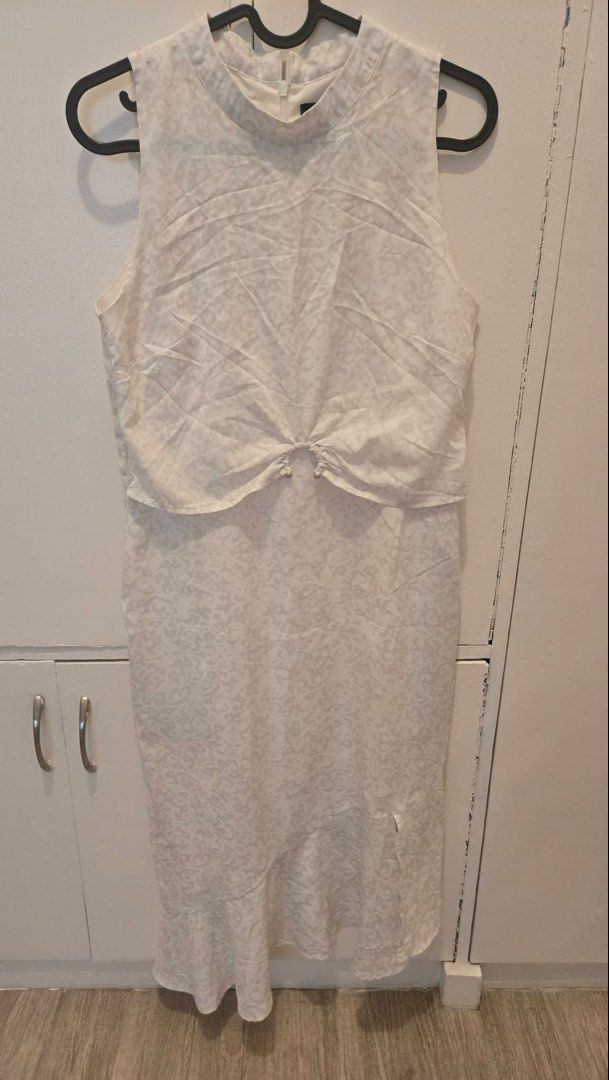 PLAINS & PRINTS White Leopard Print Dress (Category: Dresses) located in Manila. Submitted by xiaauma (Listing ID 1449637795, Image 1). Description: - Elegant white dress with a subtle leopard print - Sleeveless design with a flattering high neckline - Features a stylish knot detail at the waist - Unique asymmetrical hemline for a modern look - Estimated size: Small to Medium (S/M).