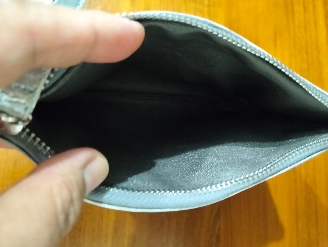 Pouch Silver motif crocodile skin (Kategori: Tas & Dompet Wanita) berada di Tangerang. Dikirim oleh peaceloverperson (ID iklan 1449678652, Gambar 2). Deskripsi: Pouch Silver motif crocodile skin 21 x 15 cm Belum Ongkir.