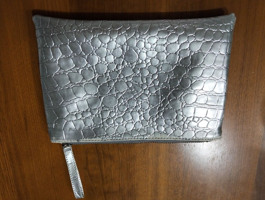 Pouch Silver motif crocodile skin (Kategori: Tas & Dompet Wanita) berada di Tangerang. Dikirim oleh peaceloverperson (ID iklan 1449678652, Gambar 3). Deskripsi: Pouch Silver motif crocodile skin 21 x 15 cm Belum Ongkir.