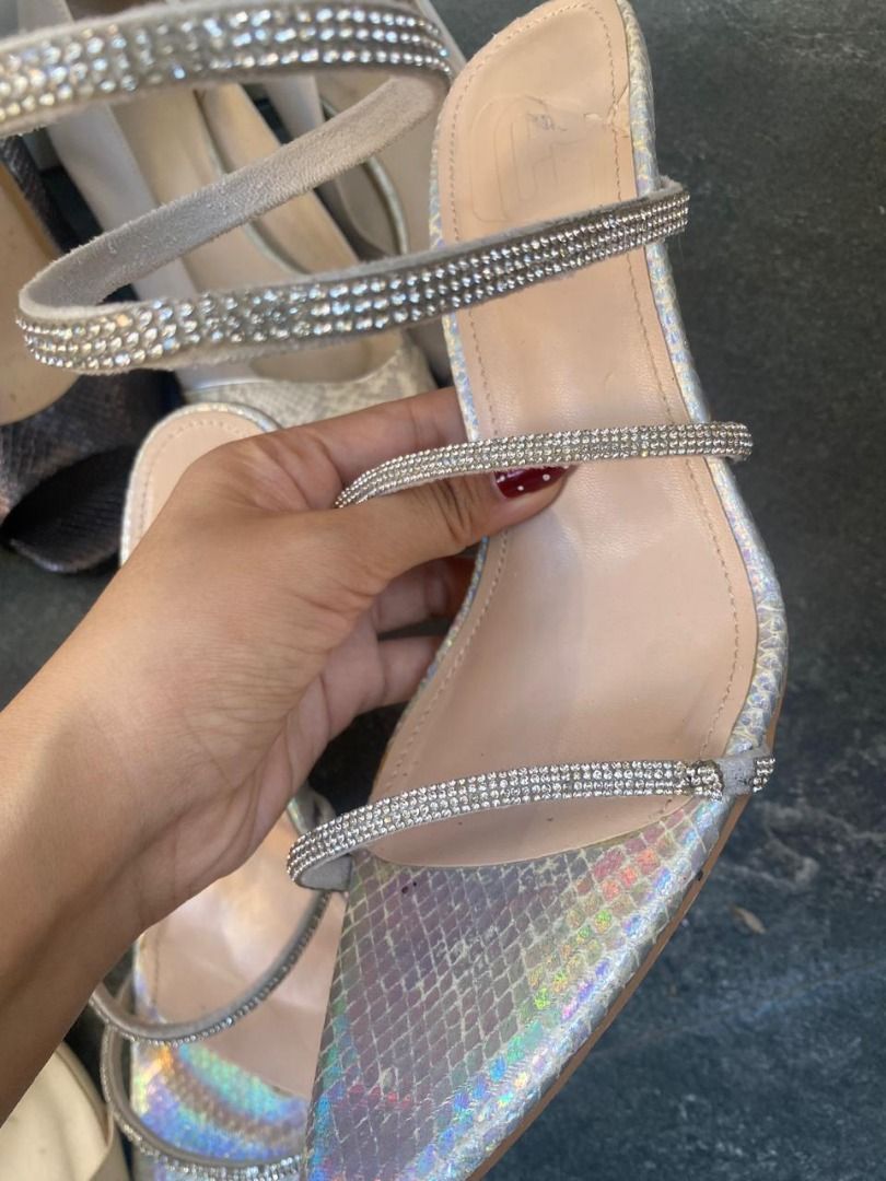[PRE-LOVED] Dream Pairs Rhinestone Spiral Wrap Stiletto Heels (Kategori: Sepatu Wanita) berada di Kuta. Dikirim oleh oktavia_1924 (ID iklan 1449700487, Gambar 3). Deskripsi: Detail Produk: Merek: Dream Pairs (Original) Warna: Holographic / Iridescent Silver (Efek pelangi berkilau dengan tekstur motif ular) Model: Tali spiral lilit berhias permata (rhinestone) mewah. Desainnya sangat kokoh, tidak melorot saat dipakai, dan memberikan efek kaki jenj