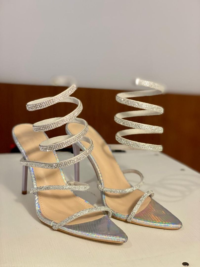 [PRE-LOVED] Dream Pairs Rhinestone Spiral Wrap Stiletto Heels (Kategori: Sepatu Wanita) berada di Kuta. Dikirim oleh oktavia_1924 (ID iklan 1449700487, Gambar 1). Deskripsi: Detail Produk: Merek: Dream Pairs (Original) Warna: Holographic / Iridescent Silver (Efek pelangi berkilau dengan tekstur motif ular) Model: Tali spiral lilit berhias permata (rhinestone) mewah. Desainnya sangat kokoh, tidak melorot saat dipakai, dan memberikan efek kaki jenj