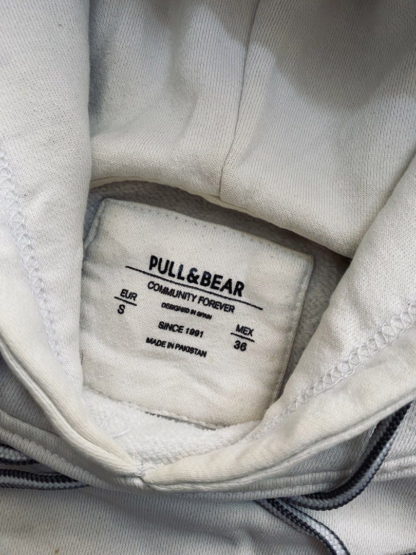 Pull&Bear Hoodie (Category: Hoodies) located in Port Dickson. Submitted by 4kkirstore (Listing ID 1449688708, Image 2). Description: Pit 21 Labuh 26 Condition 7/10 , tiada koyak cuma ada kesan stain sahaja . saya baru basuh sekali dobi . basuh banyak kali confirm hilang . lain lain masih cun 💥🤘🏻 Cod : Port Dickson / Seremban 📲 .
