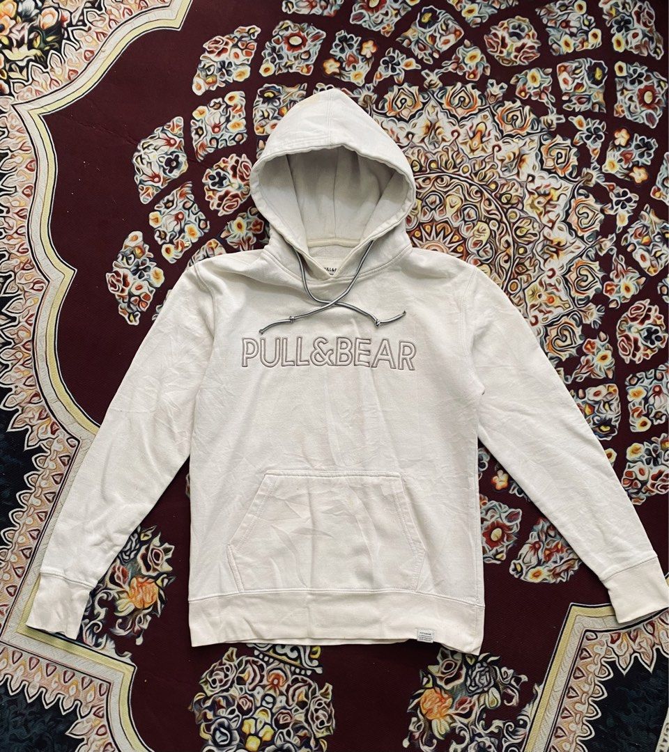 Pull&Bear Hoodie (Category: Hoodies) located in Port Dickson. Submitted by 4kkirstore (Listing ID 1449688708, Image 1). Description: Pit 21 Labuh 26 Condition 7/10 , tiada koyak cuma ada kesan stain sahaja . saya baru basuh sekali dobi . basuh banyak kali confirm hilang . lain lain masih cun 💥🤘🏻 Cod : Port Dickson / Seremban 📲 .