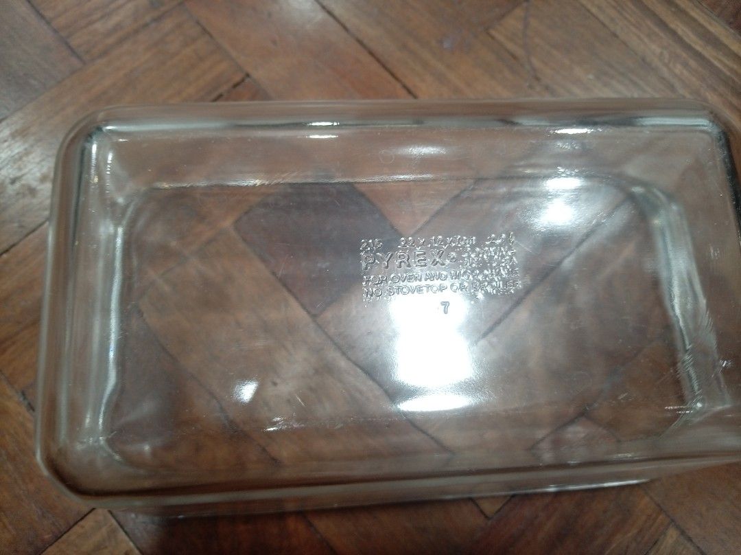 Pyrex Rectangular Dish (Category: Bakeware) located in Makati City. Submitted by giovandbertha1 (Listing ID 1449689077, Image 2). Description: - Brand: Pyrex - Type: Rectangular Dish - Material: Clear Glass - Features: Durable, versatile for baking and cooking - Condition: Good, pre-owned.