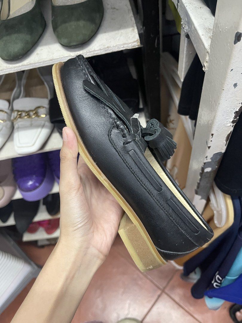Regal Black Leather Tassel Loafers (Category: Loafers) located in Balanga. Submitted by crowjo (Listing ID 1449701347, Image 2). Description: - Brand: Regal - Color: Black - Material: Leather - Style: Loafers - Features: Tassel detail on front, classic slip-on - Occasion: Casual or smart casual wear.