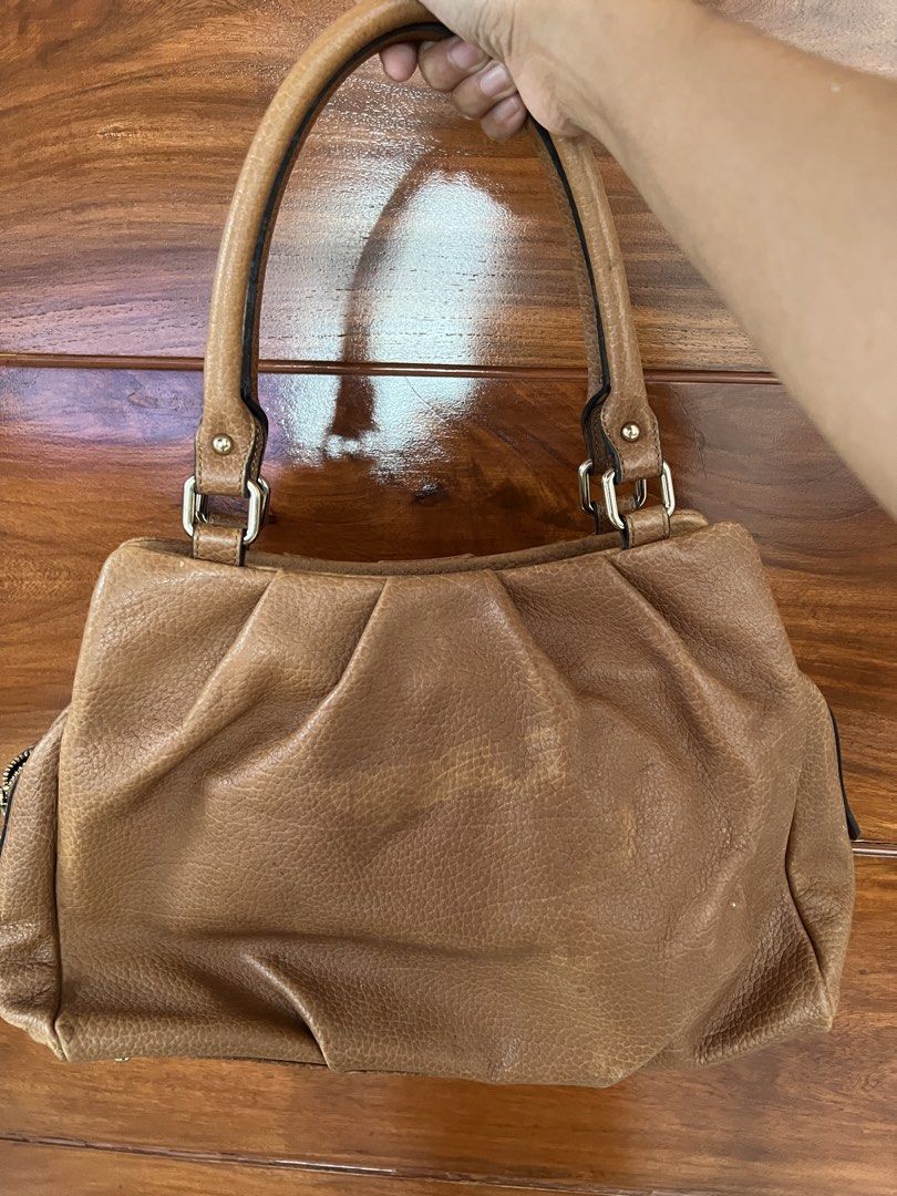 Renoma Brown Shoulder bag (Category: Shoulder Bags) located in Manila. Submitted by helloluckyme (Listing ID 1449608893, Image 2). Description: Slight discoloration on the leather but no rubs on the handle and hardwares. Still good for everyday use especially if you are commuting.